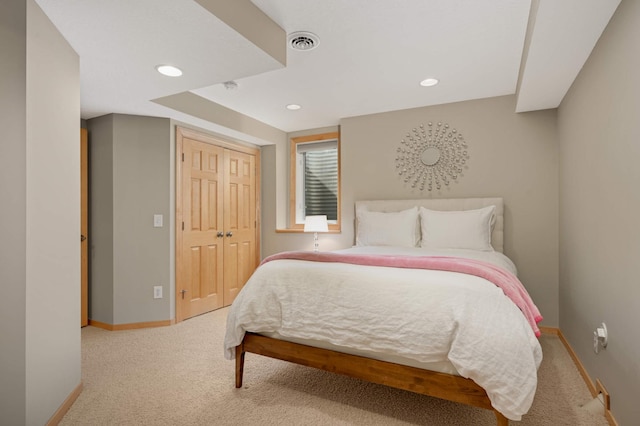 carpeted bedroom with baseboards, a closet, recessed lighting, and visible vents