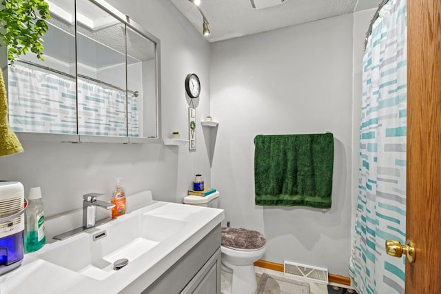 103 8th St N, Sartell, MN 56377 - full bathroom featuring toilet, a shower with curtain, vanity, and visible vents