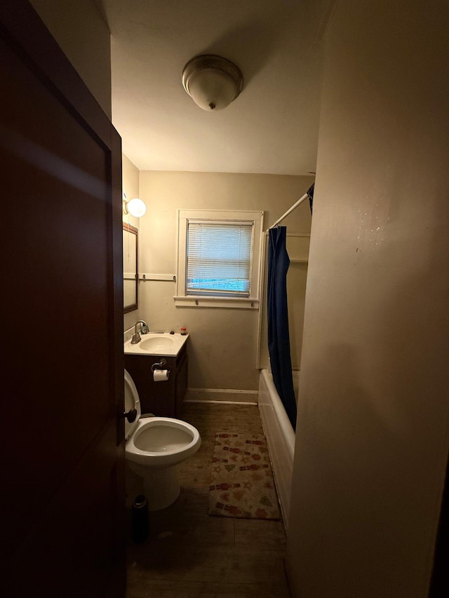 608 7th Ave S, Saint Cloud, MN 56301 - bathroom with toilet, shower / tub combo with curtain, and vanity