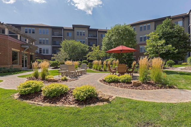 7100 Metro Blvd Unit 206, Edina, MN 55439 - view of property's community featuring a yard