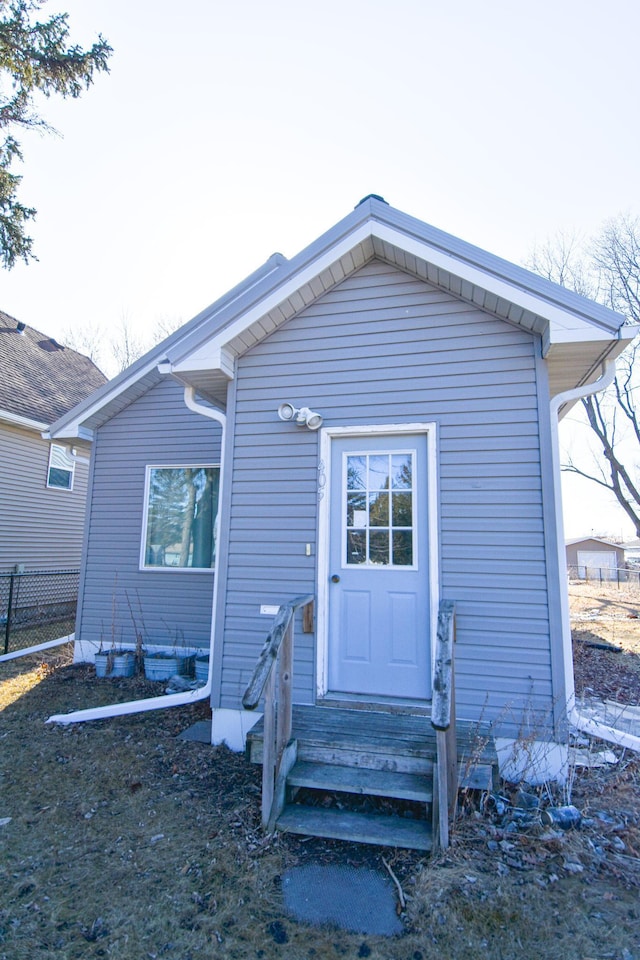 view of front facade with fence