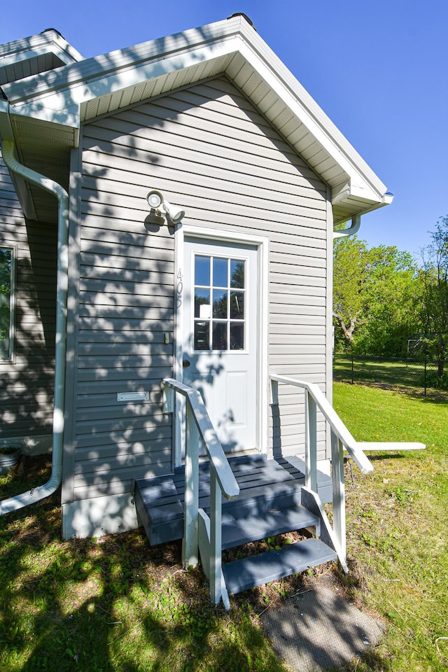 405 State Ave N, Thief River Falls, MN 56701 - entrance to property featuring a lawn