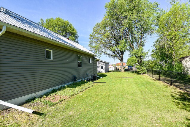 405 State Ave N, Thief River Falls, MN 56701 - view of yard