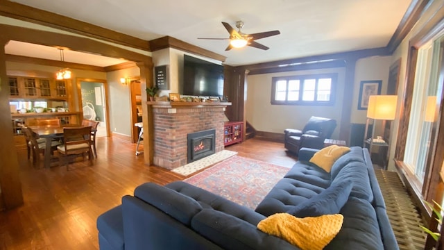 living area with ceiling fan, wood finished floors, and baseboards