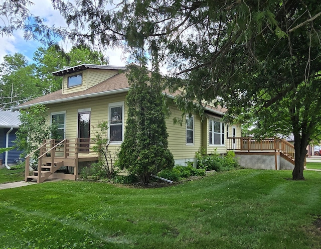 421 7th Ave SE, Pipestone, MN 56164 - view of front facade with a front yard, a deck, and roof with shingles