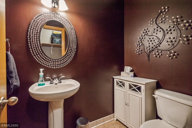 4022 Yosemite Ave S, Saint Louis Park, MN 55416 - bathroom with baseboards and toilet