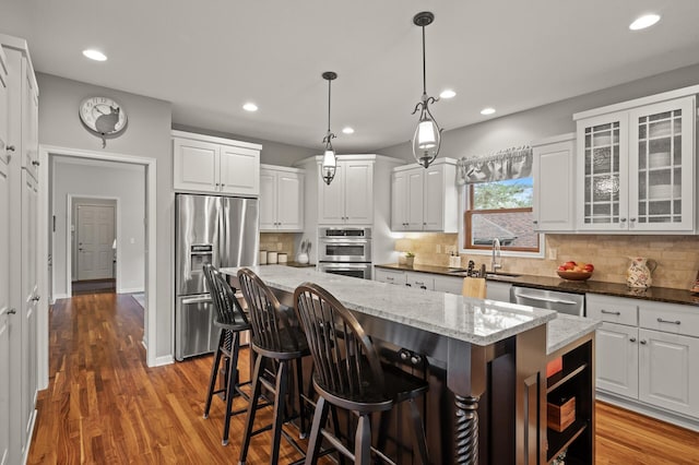 kitchen featuring a sink, recessed lighting, a kitchen island, and stainless steel appliances