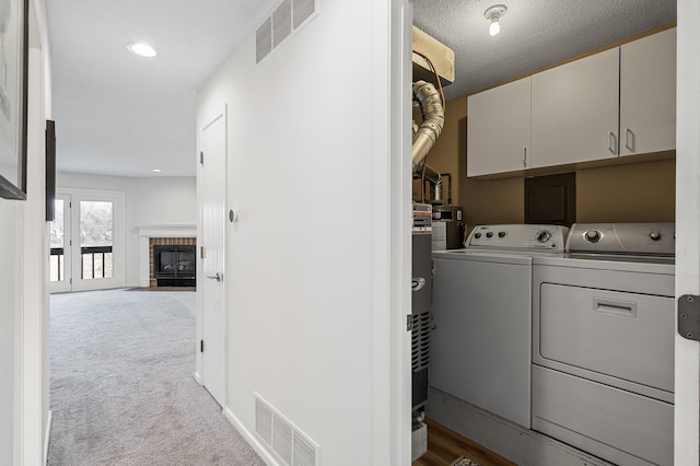 laundry room featuring carpet floors, visible vents, independent washer and dryer, and cabinet space