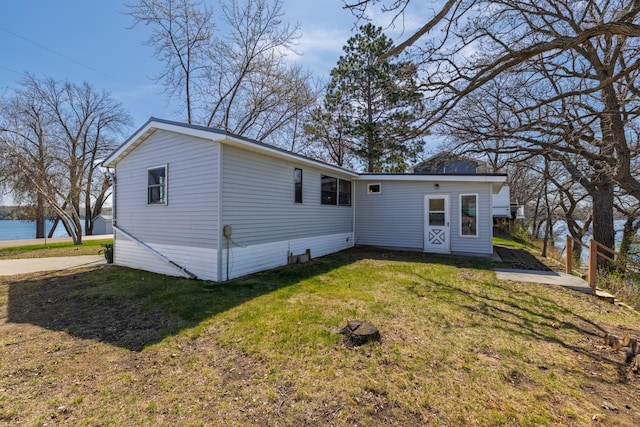 view of front of home with a front lawn