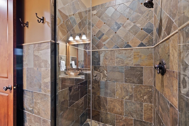bathroom featuring tiled shower