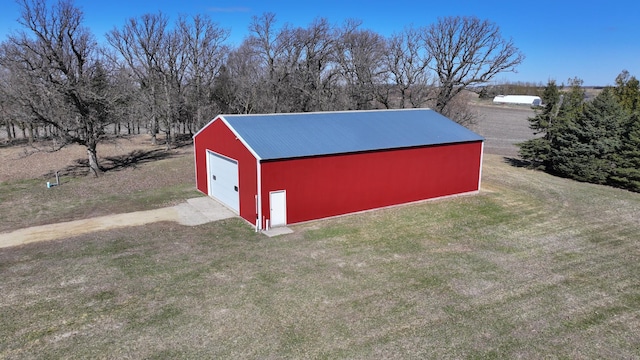 view of pole building with a lawn and driveway