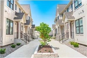 view of property's community featuring a residential view