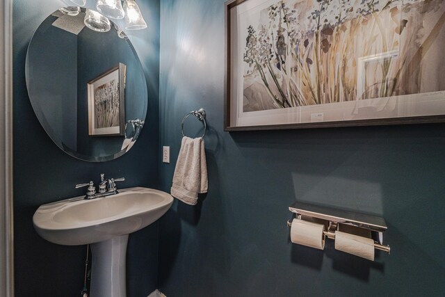 bathroom featuring a chandelier