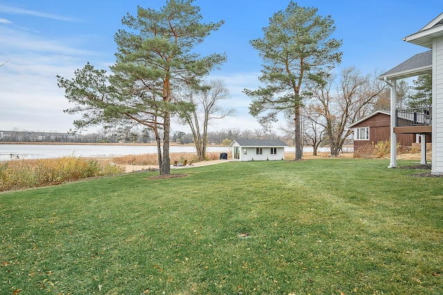 view of yard featuring an outdoor structure and a water view