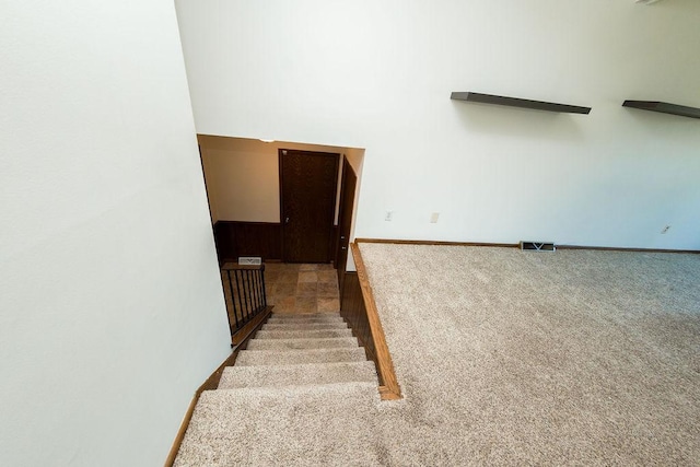 staircase with carpet, visible vents, and baseboards