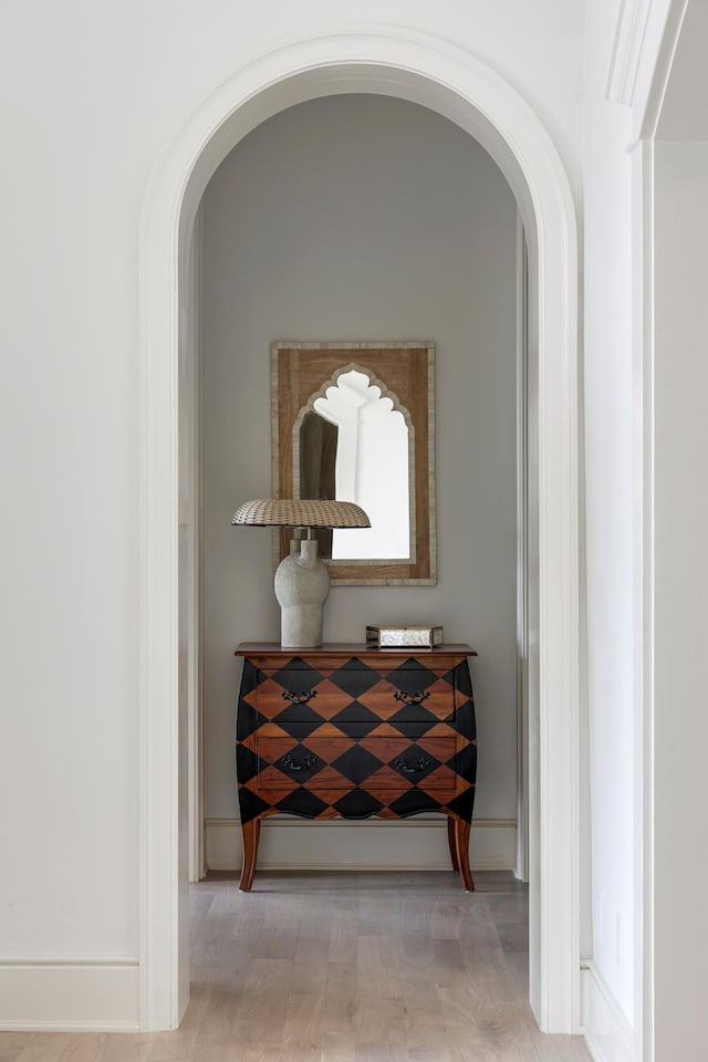details featuring arched walkways and baseboards