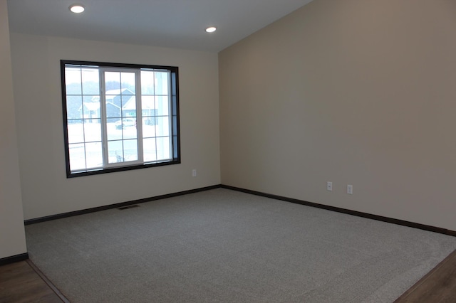 carpeted empty room with visible vents, a wealth of natural light, recessed lighting, and baseboards