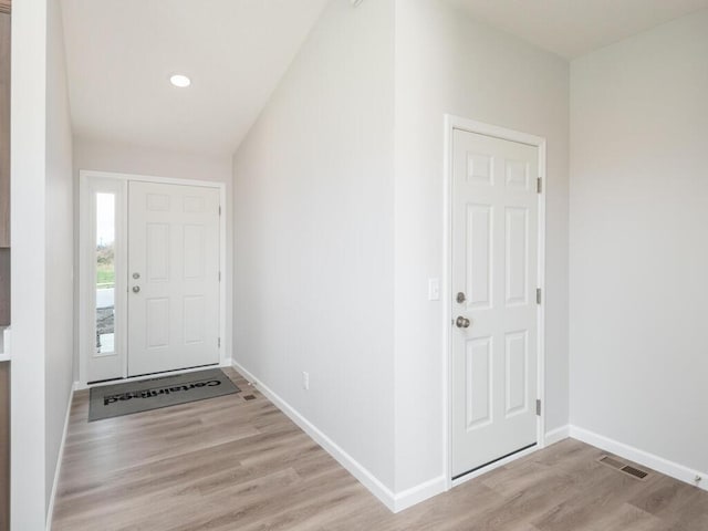 539 Winkler Trl N, Cologne, MN 55322 - foyer featuring light wood-type flooring, baseboards, visible vents, and recessed lighting
