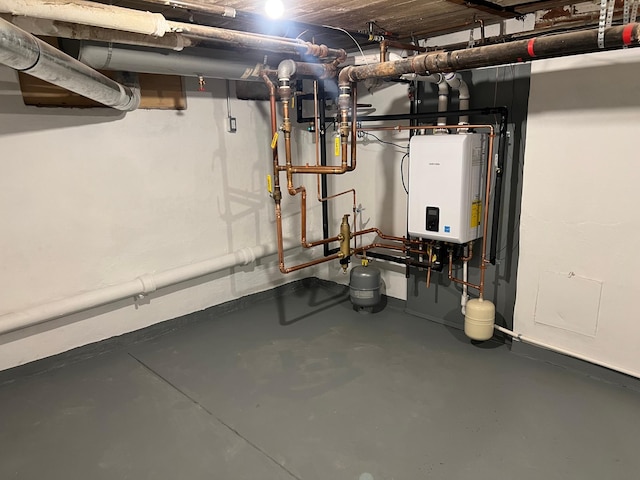 525 Main St, Owatonna, MN 55060 - unfinished basement featuring water heater