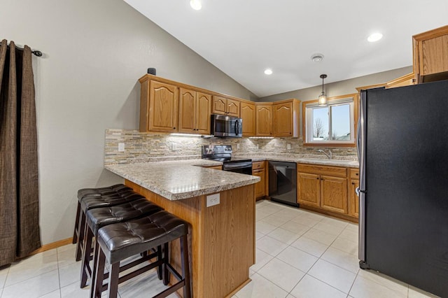 kitchen featuring vaulted ceiling, a sink, stainless steel appliances, backsplash, and a peninsula