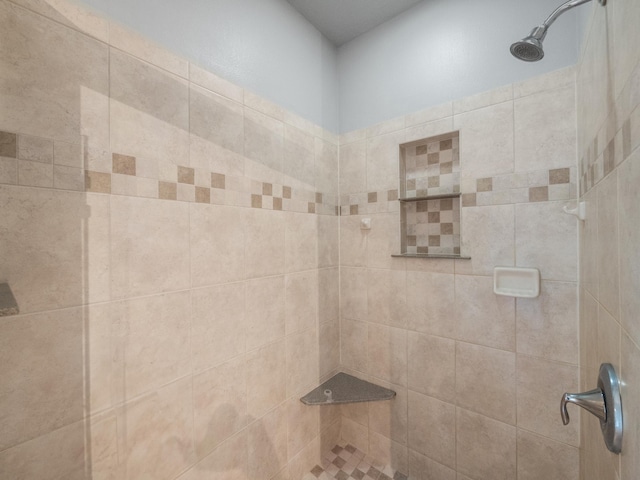 bathroom featuring tiled shower