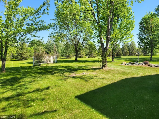 view of green lawn