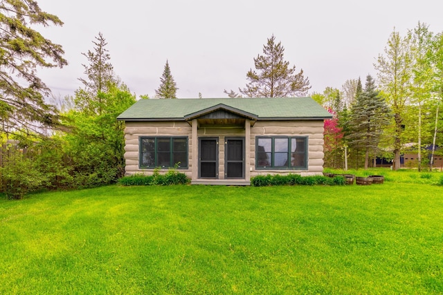 back of house featuring a lawn