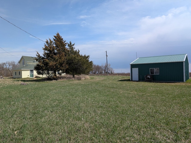 view of yard featuring an outbuilding