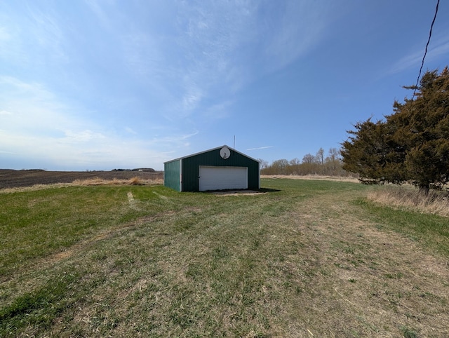 view of yard featuring an outdoor structure and a detached garage