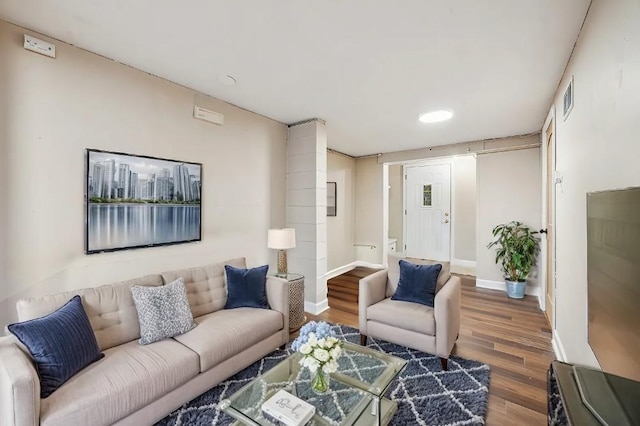 463 Minnesota St S, Stillwater, MN 55003 - living room featuring wood finished floors, baseboards, and recessed lighting