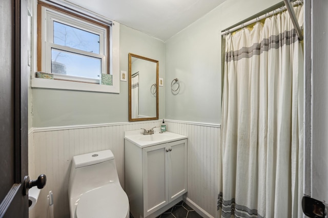 463 Minnesota St S, Stillwater, MN 55003 - full bathroom featuring wainscoting, toilet, vanity, and a shower with shower curtain