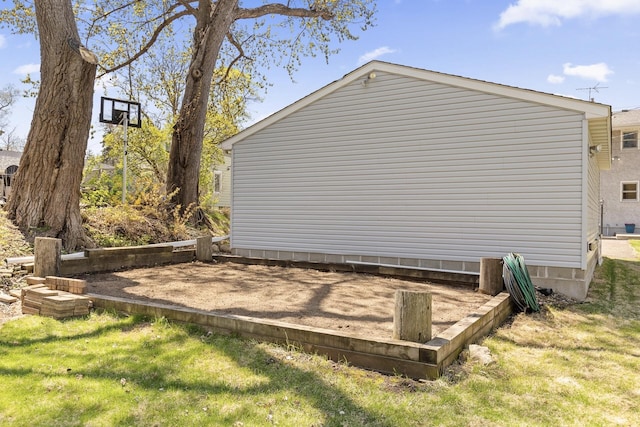 view of side of property featuring a yard