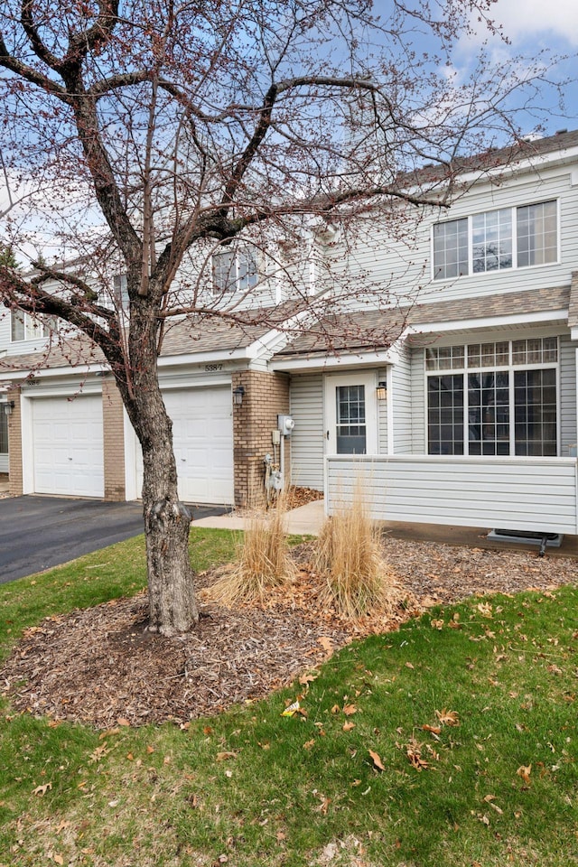 view of front of property featuring driveway