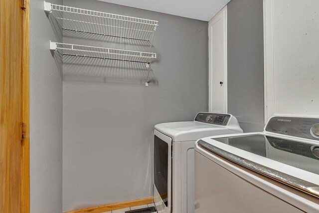 laundry room with laundry area and washer and clothes dryer