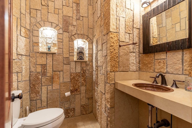 190 Stony Creek Rd, Mankato, MN 56001 - half bathroom with a sink, toilet, and tile walls