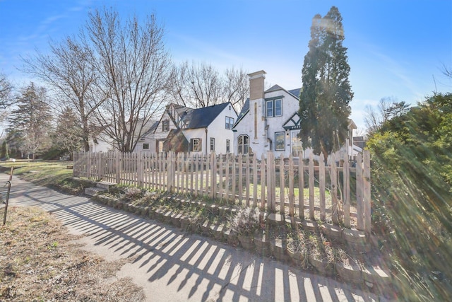 view of front facade with stucco siding and a fenced front yard