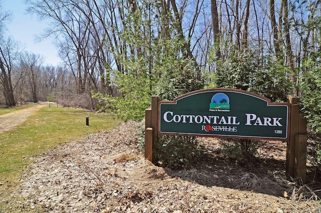 community sign featuring a lawn