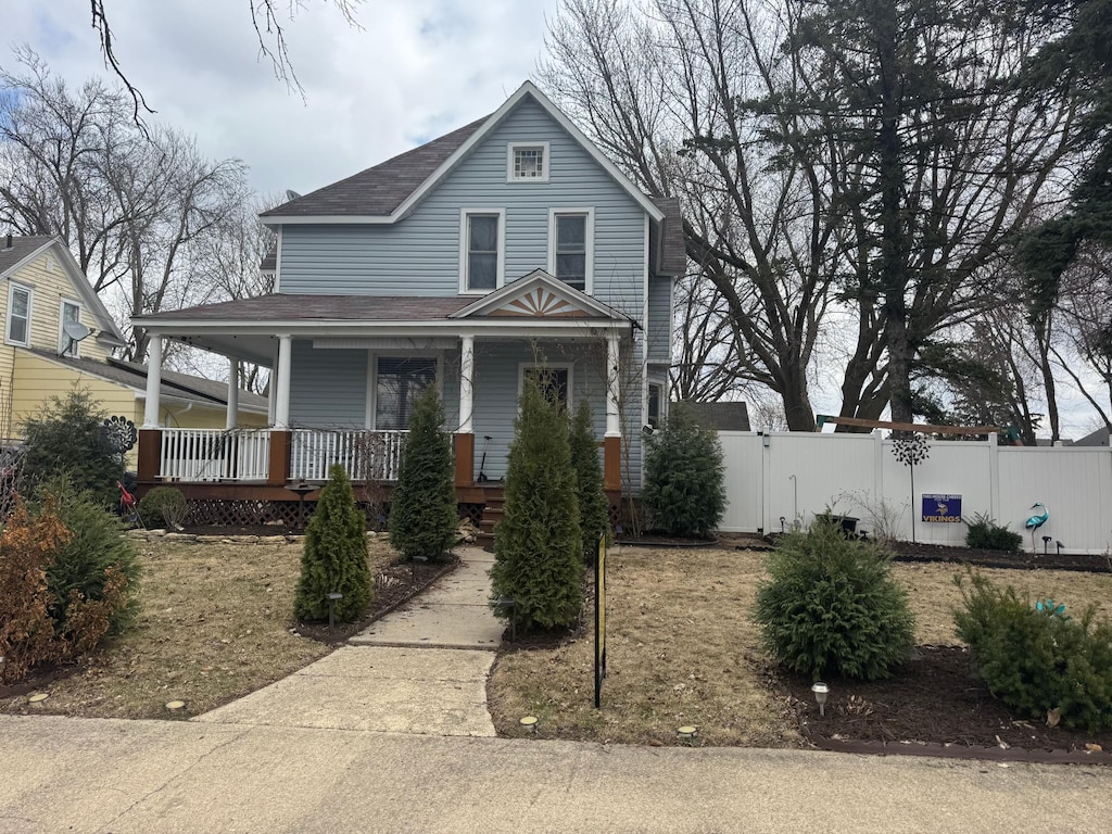 313 Center Ave S, Hayfield, MN 55940 - view of front of property with roof with shingles, a porch, and fence