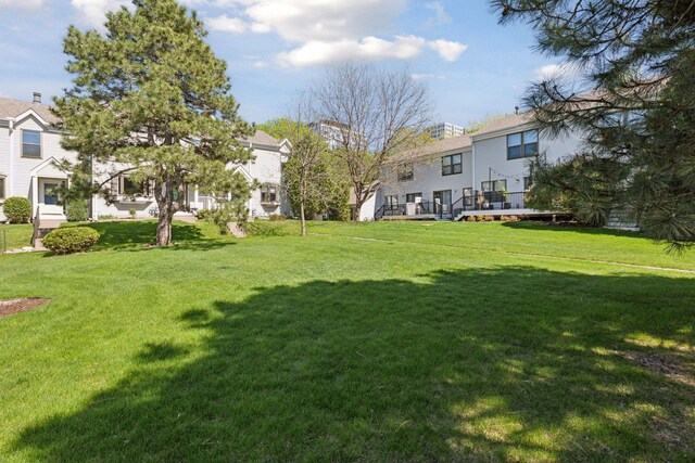 view of grassy yard with a residential view
