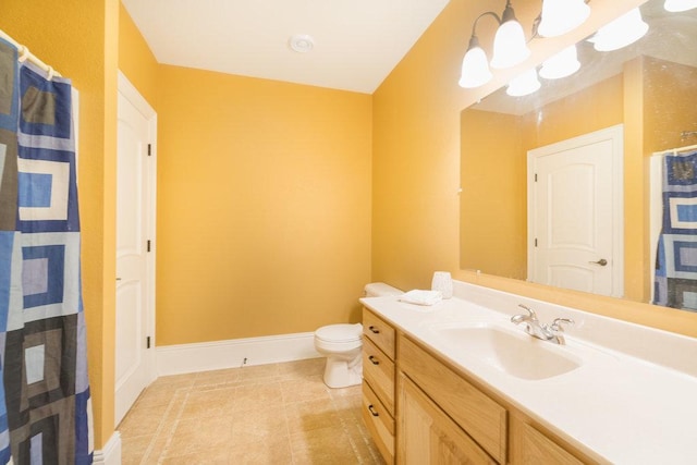full bathroom featuring tile patterned floors, a shower with curtain, toilet, vanity, and baseboards