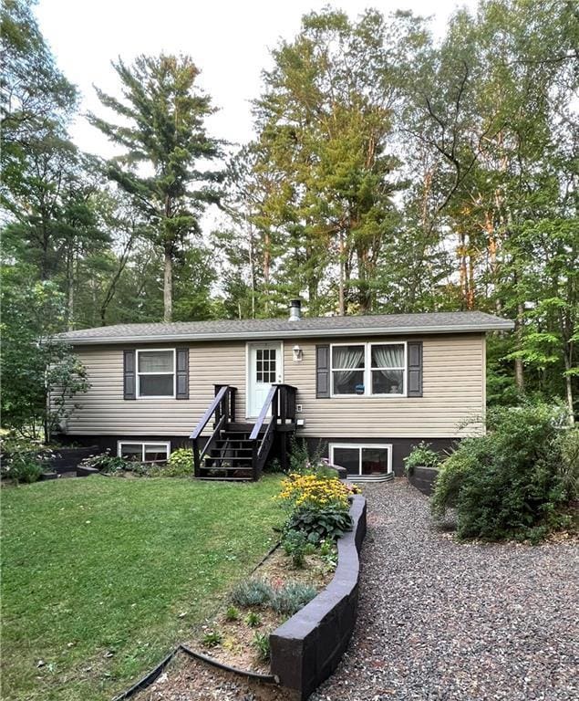 view of front of home featuring a front lawn