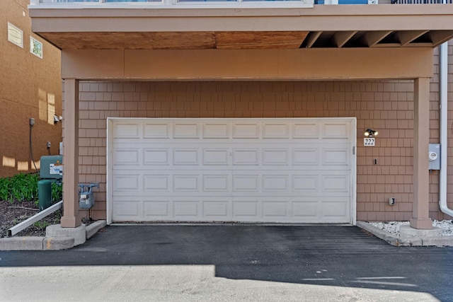 222 Ridgewood Ave, Minneapolis, MN 55403 - garage with asphalt driveway