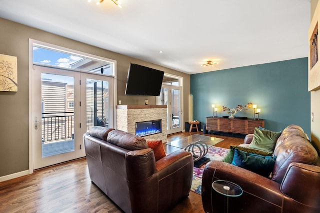 222 Ridgewood Ave, Minneapolis, MN 55403 - living room featuring a glass covered fireplace, wood finished floors, and baseboards