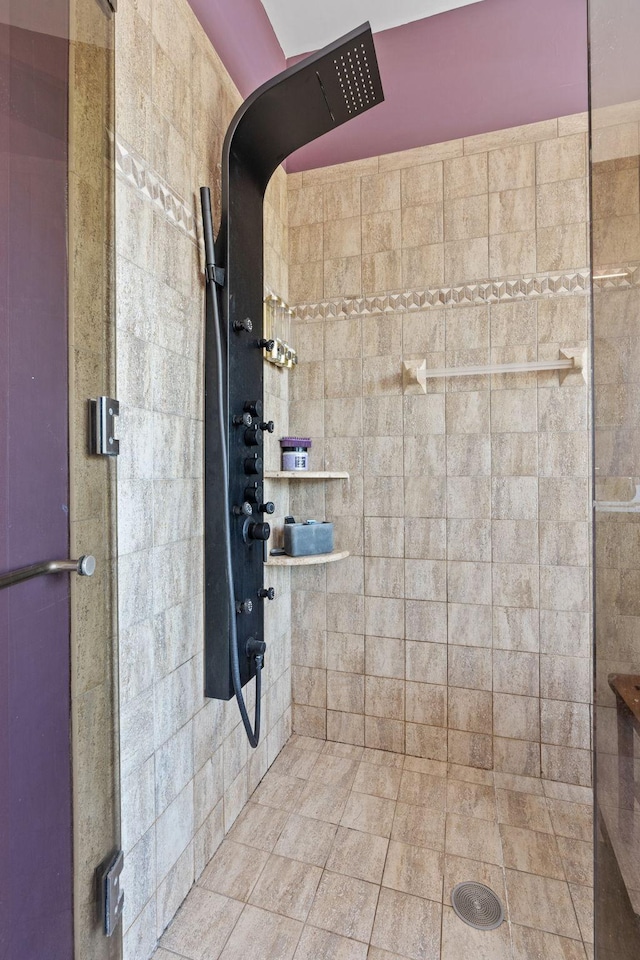 222 Ridgewood Ave, Minneapolis, MN 55403 - bathroom with a shower stall