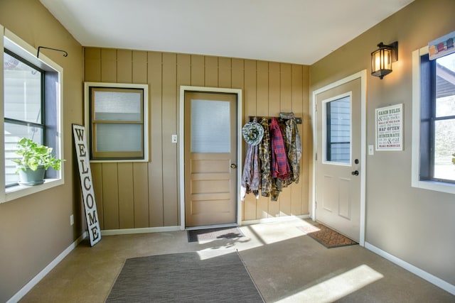 entryway featuring carpet floors and baseboards