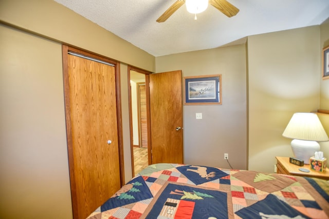 bedroom featuring a closet, a textured ceiling, and ceiling fan