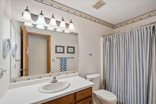 full bath featuring a textured ceiling, vanity, a shower with curtain, visible vents, and toilet