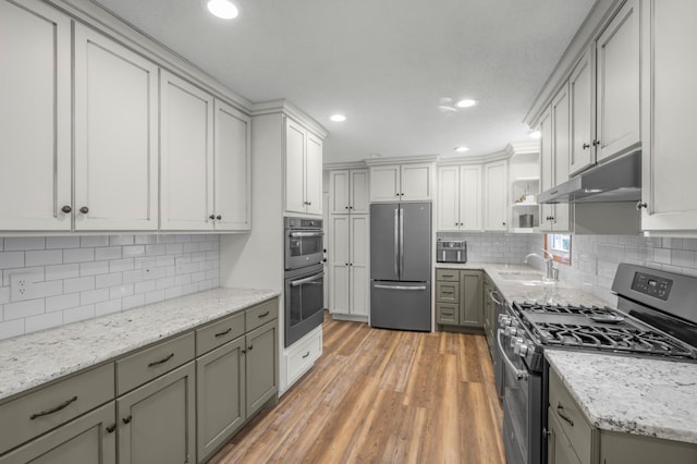 11799 191st Ave NW, Elk River, MN 55330 - kitchen with stainless steel appliances, under cabinet range hood, a sink, gray cabinetry, and light wood-style flooring