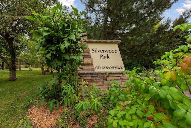 community / neighborhood sign featuring a yard