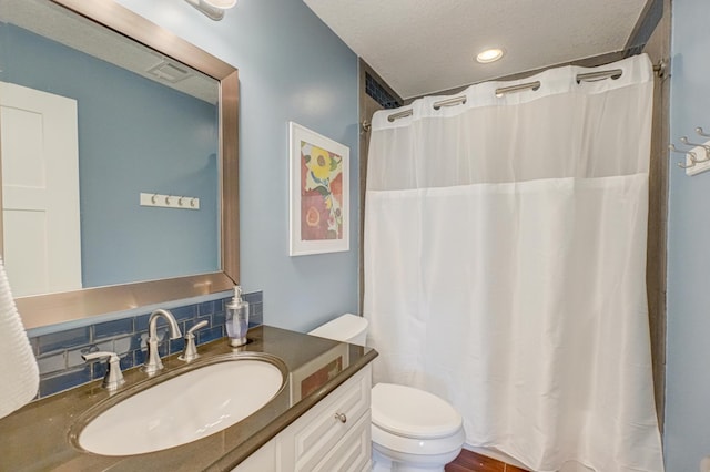 full bathroom featuring vanity, visible vents, toilet, a shower with curtain, and tasteful backsplash